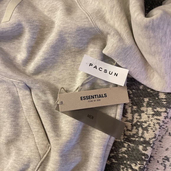 Fear of God ESSENTIALS
Off-White 1977 Hoodie
Size XS
Color Light Oatmeal - Picture 4 of 6